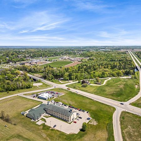 Boarders Inn & Suites By Cobblestone Hotels - Shawano Екстериор снимка