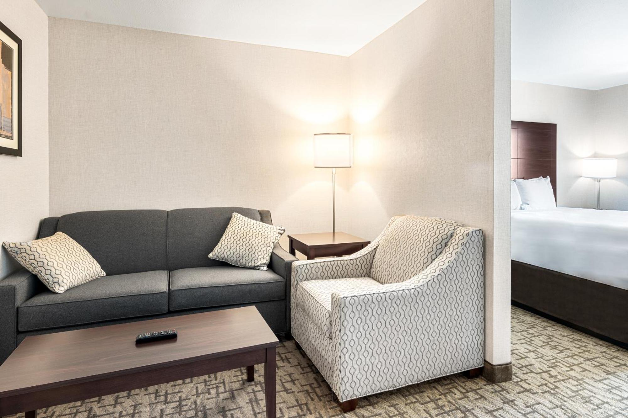 Boarders Inn & Suites By Cobblestone Hotels - Shawano Екстериор снимка