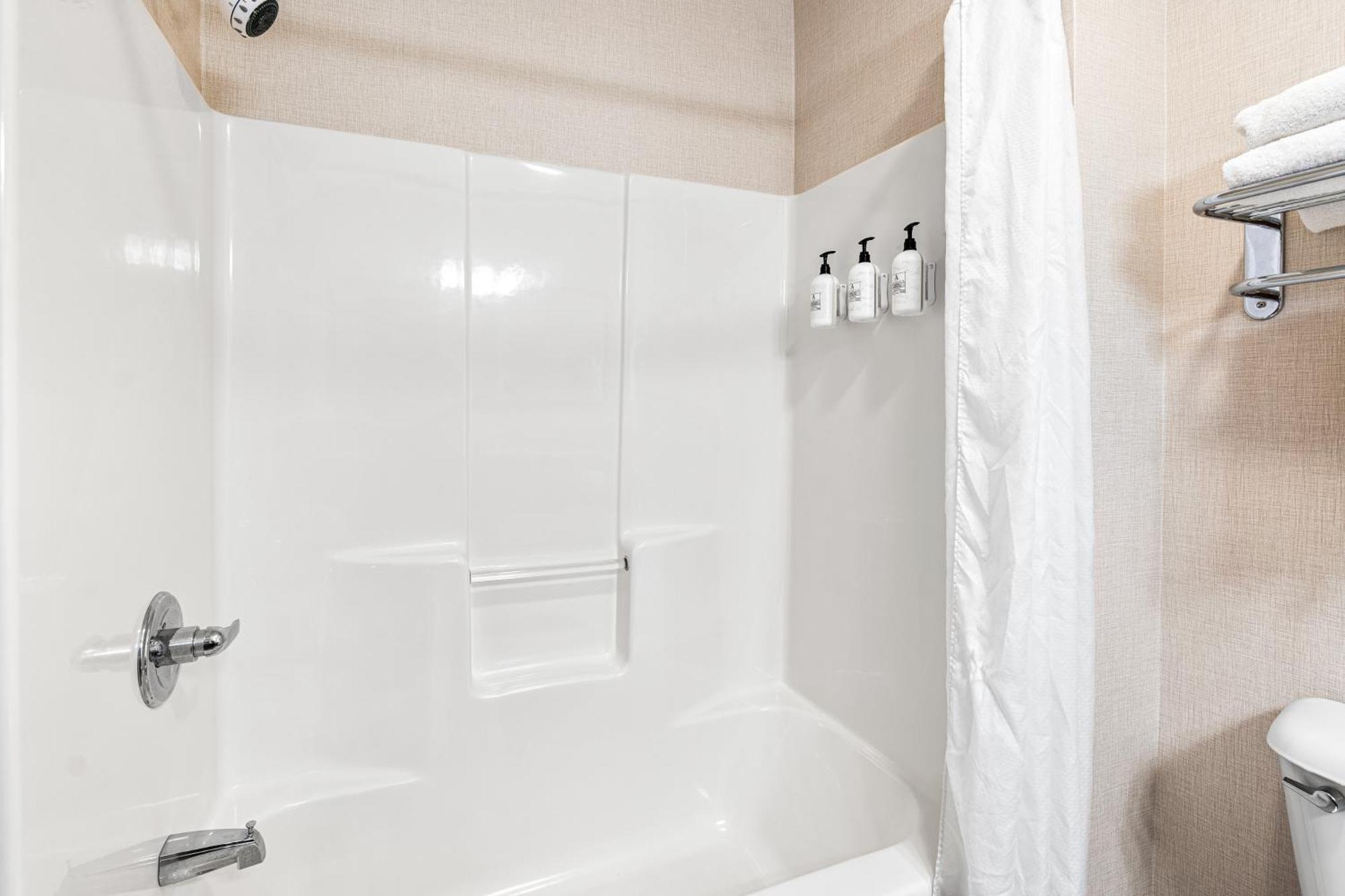 Boarders Inn & Suites By Cobblestone Hotels - Shawano Екстериор снимка