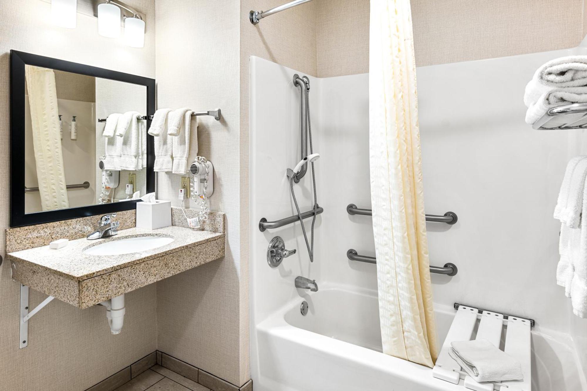 Boarders Inn & Suites By Cobblestone Hotels - Shawano Екстериор снимка