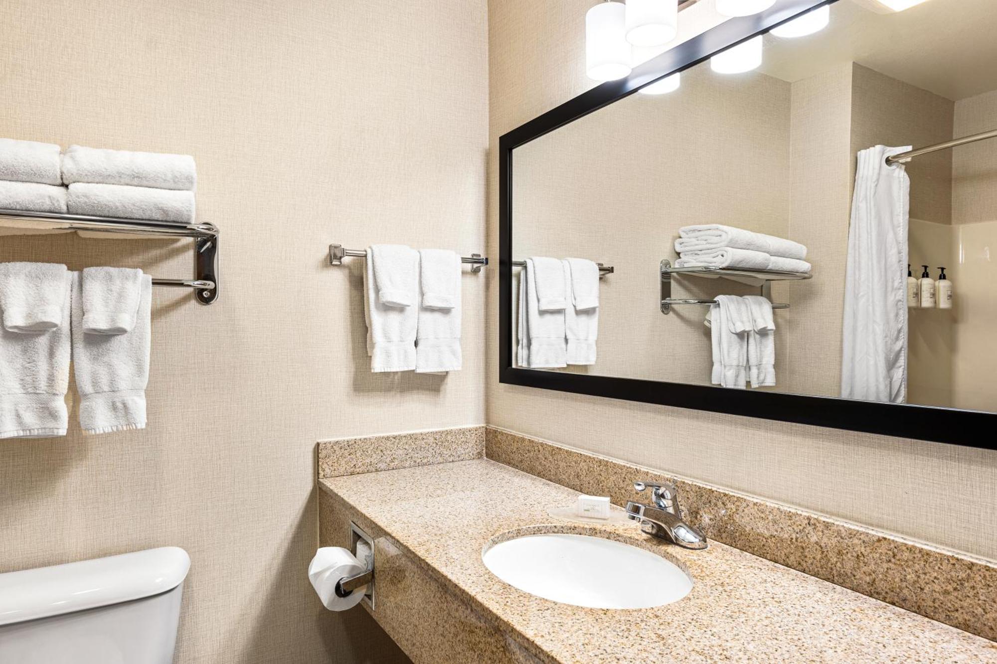 Boarders Inn & Suites By Cobblestone Hotels - Shawano Екстериор снимка