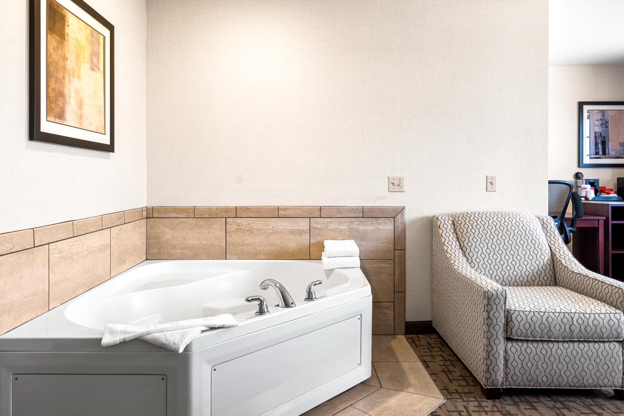 Boarders Inn & Suites By Cobblestone Hotels - Shawano Екстериор снимка
