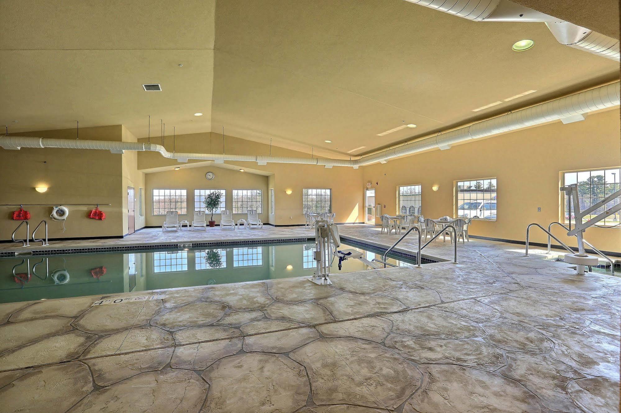 Boarders Inn & Suites By Cobblestone Hotels - Shawano Екстериор снимка