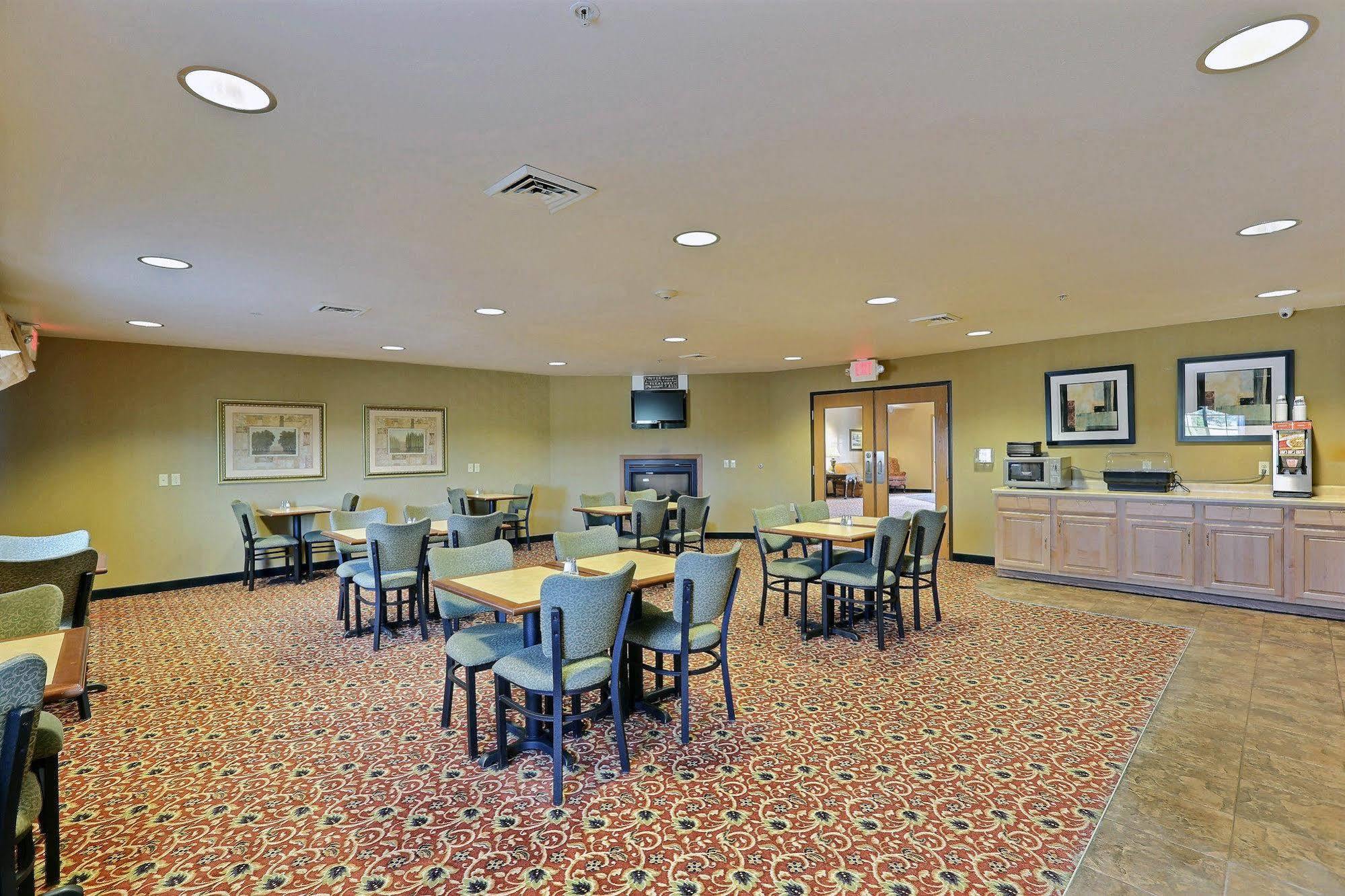 Boarders Inn & Suites By Cobblestone Hotels - Shawano Екстериор снимка