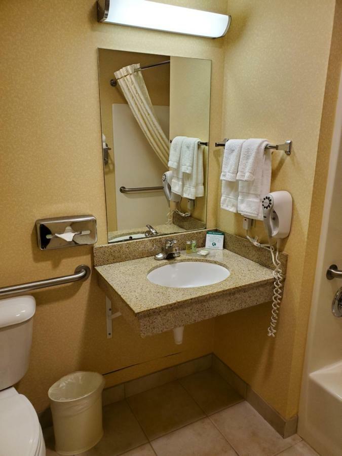 Boarders Inn & Suites By Cobblestone Hotels - Shawano Екстериор снимка
